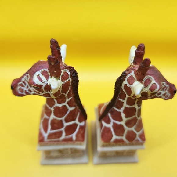 2 Wild Animals of Africa Giraffes White Chess Replacement Pieces Ben Homer 2002 - Picture 6 of 8